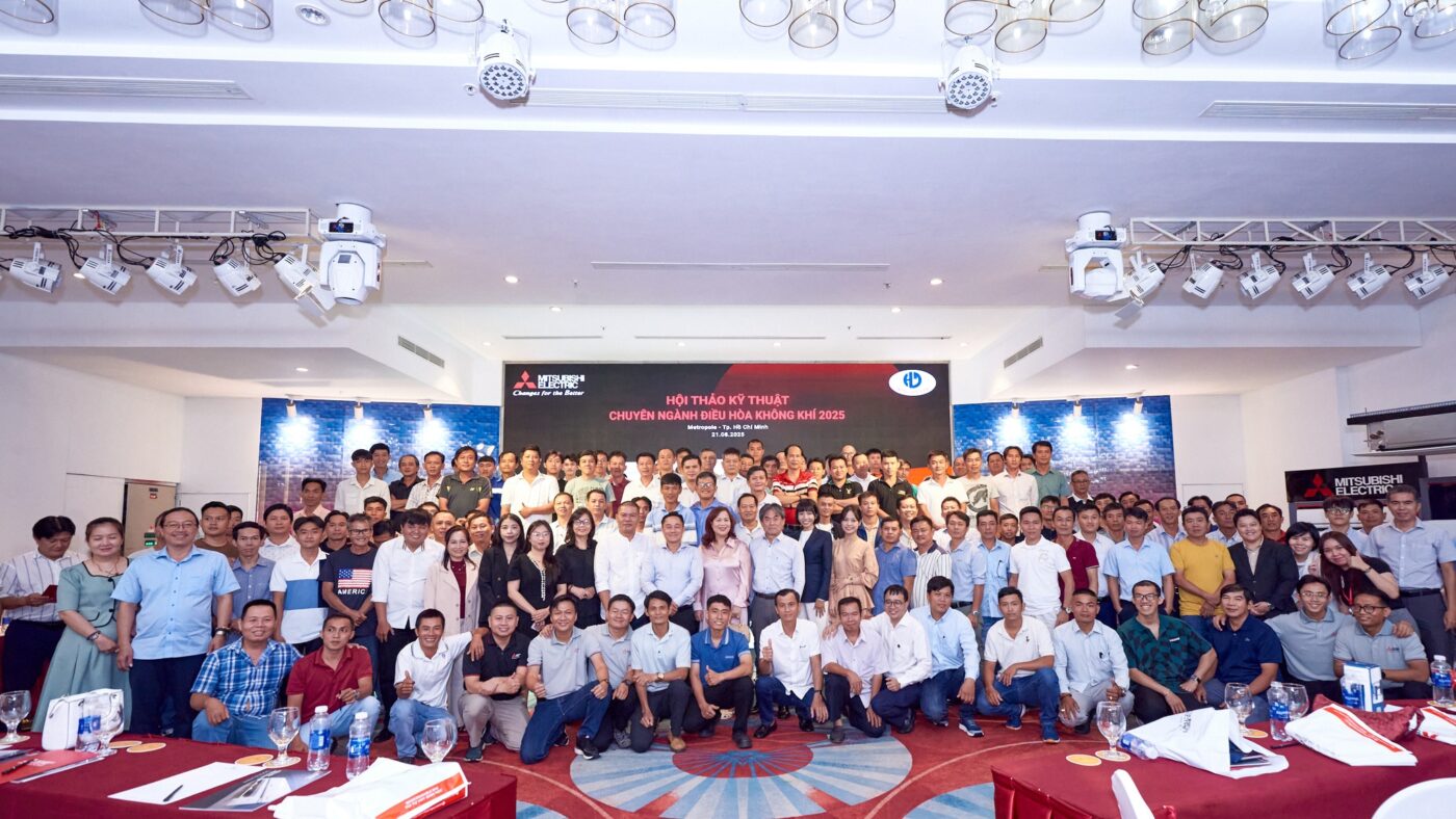 Đại diện Mitsubishi Electric Việt Nam chụp hình lưu niệm cùng các kỹ thuật viên.