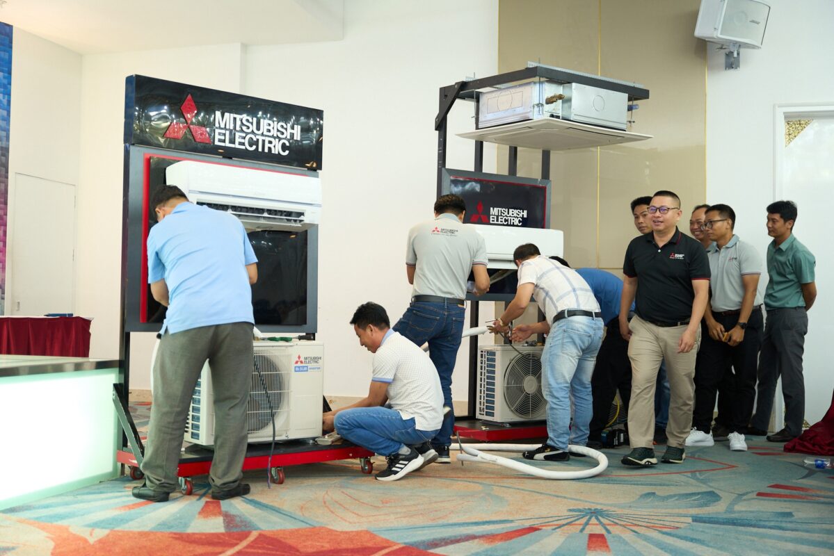 Các kỹ thuật viên hăng say tham gia minigame lắp đặt tại sự kiện