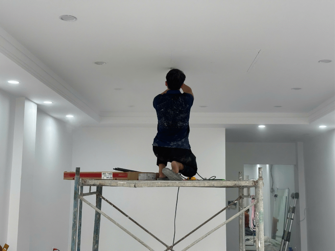 Kỹ thuật viên tiến hành khoan cắt và xử lý khoang trần, chuẩn bị vị trí lắp đặt dàn lạnh âm trần Mitsubishi Heavy FDT71YA.