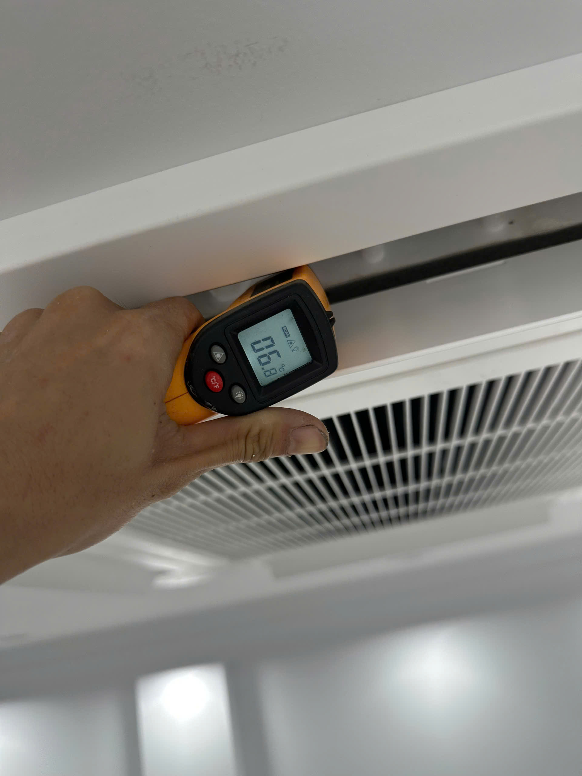 Đo nhiệt độ gió ra, đảm bảo máy hoạt động ổn định, mang lại luồng khí mát lạnh dễ chịu