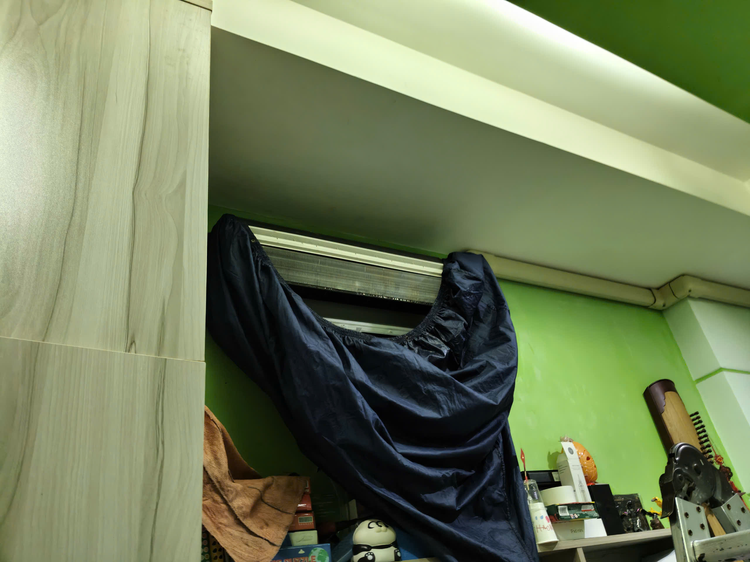 Bọc dàn lạnh bằng túi chuyên dụng để vệ sinh sạch sẽ, tiến hành vệ sinh dàn lạnh