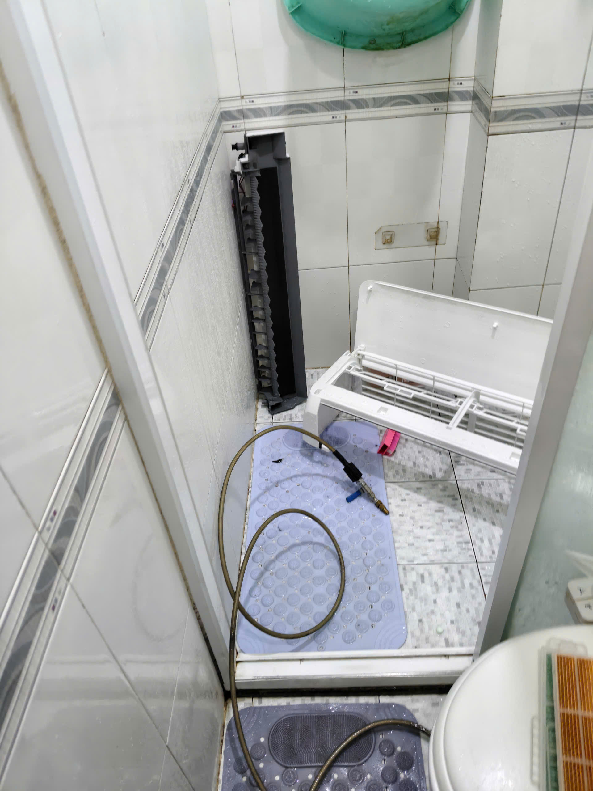 Tháo rời dàn lạnh để vệ sinh sâu bằng vòi xịt áp lực.