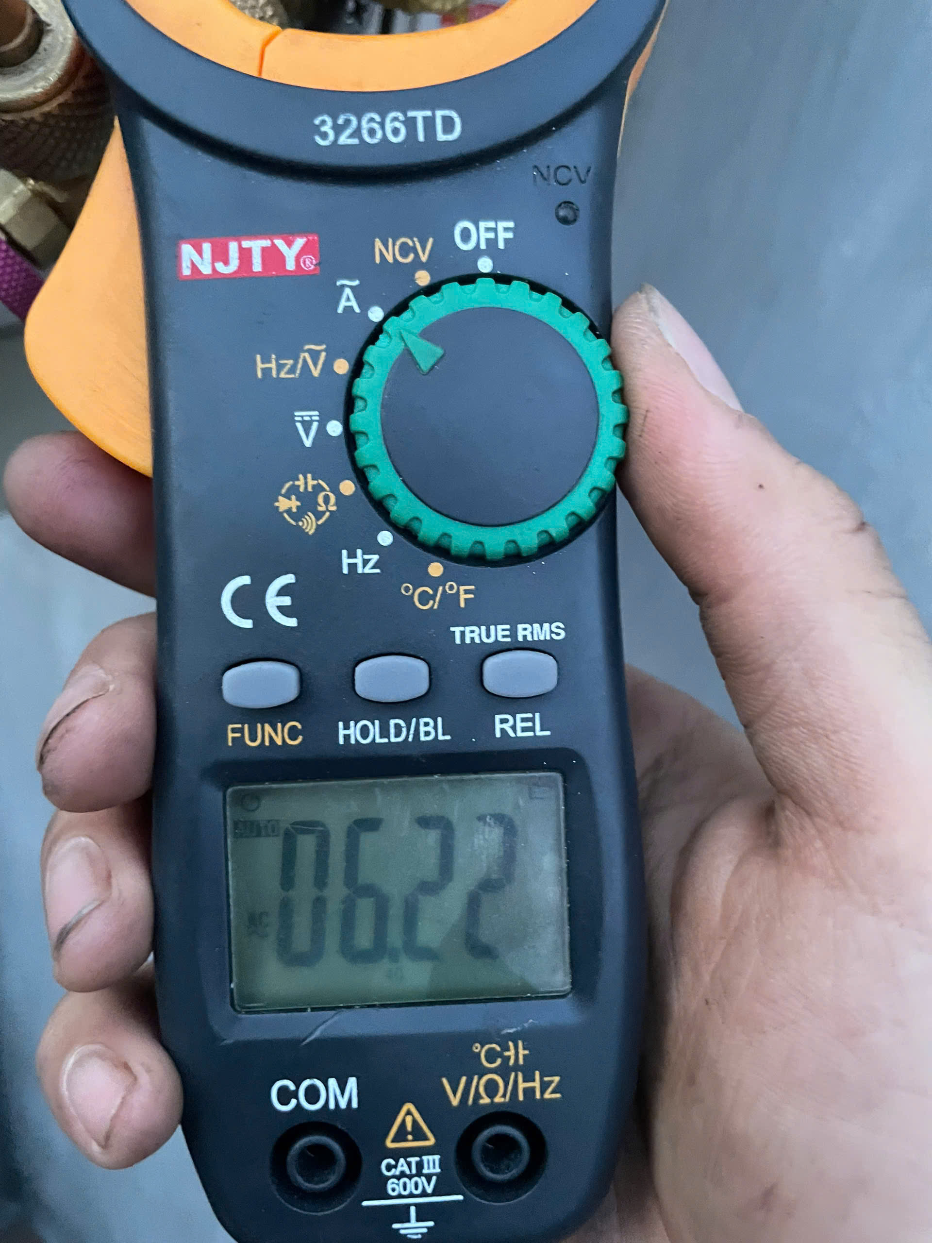 Kiểm tra ampe để đảm bảo máy lạnh vận hành ổn định