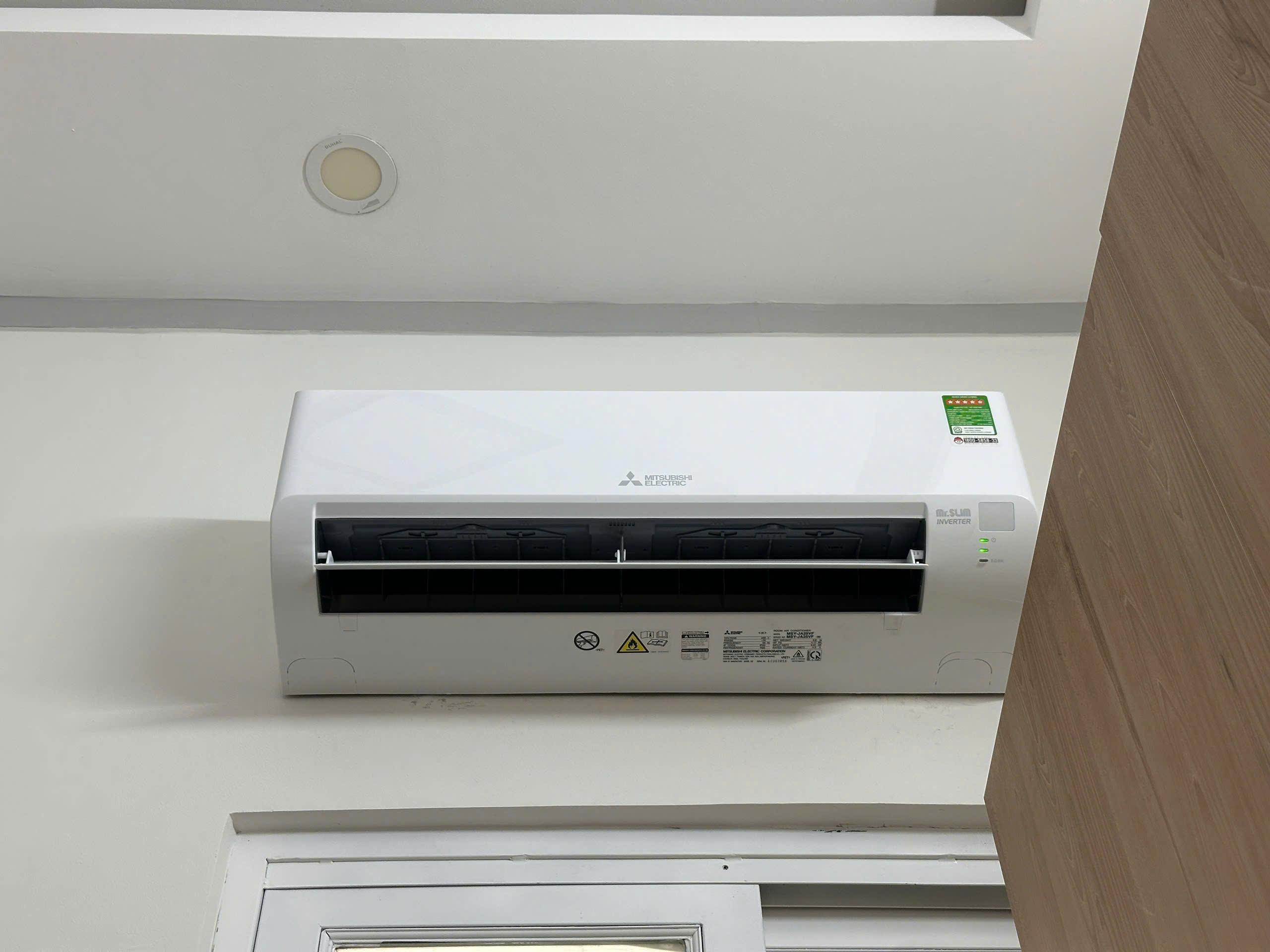 Máy lạnh mới Mitsubishi electric được lắp đặt sau khi thu lại máy cũ của khách
